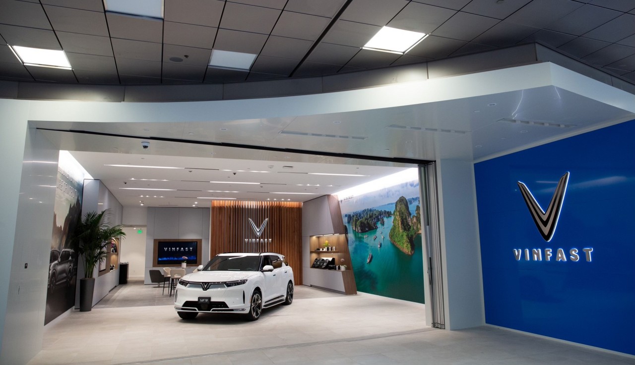 VinFast Store tại Santa Monica rộng hơn 300 m2, là nơi trưng bày, giới thiệu và bán các dòng sản phẩm ô tô điện VinFast trực tiếp tới khách hàng Mỹ.