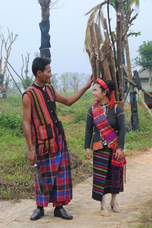 Hài hoà sắc phục của người Bru-Vân Kiều Hài hoà sắc phục của người Bru-Vân Kiều