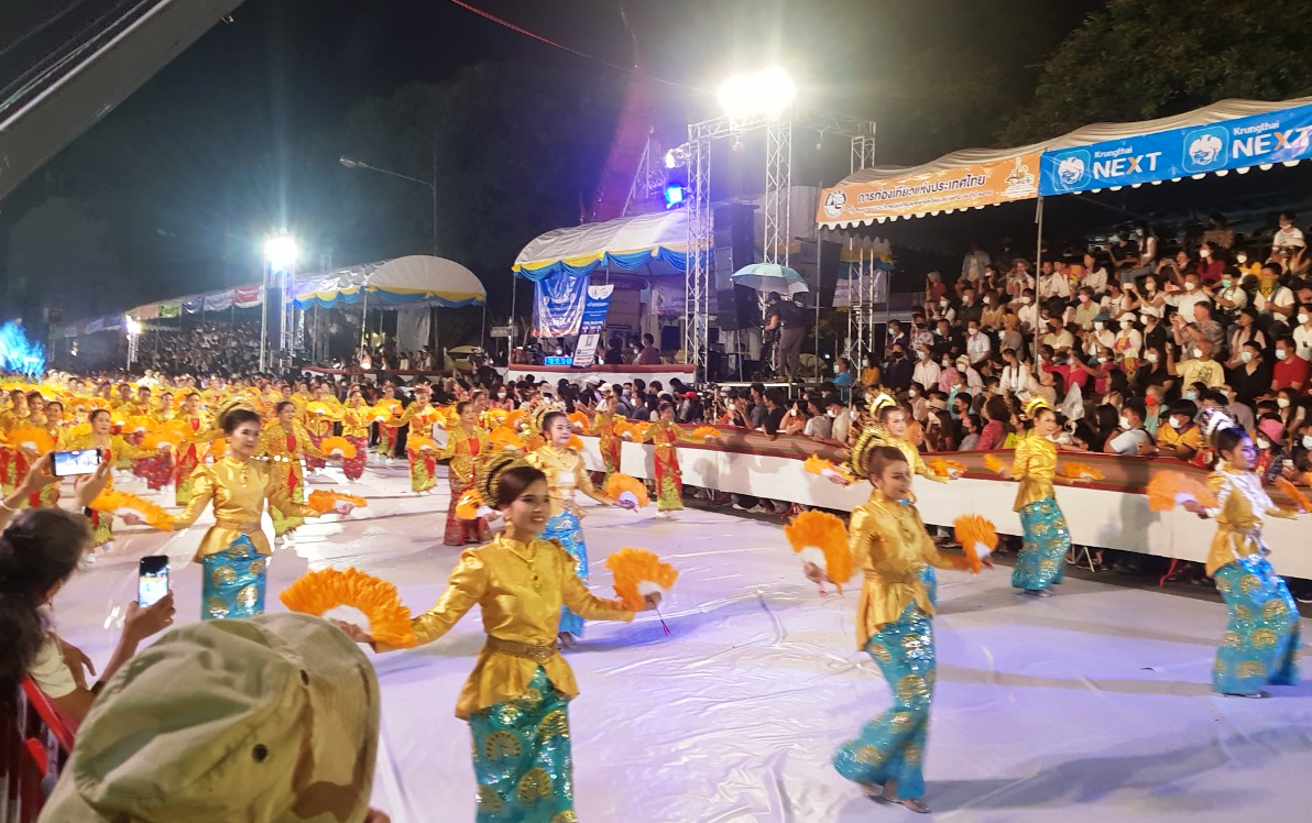 kon tum tham du le hoi ruoc nen nhap ha tai tinh ubon ratchathani thai lan