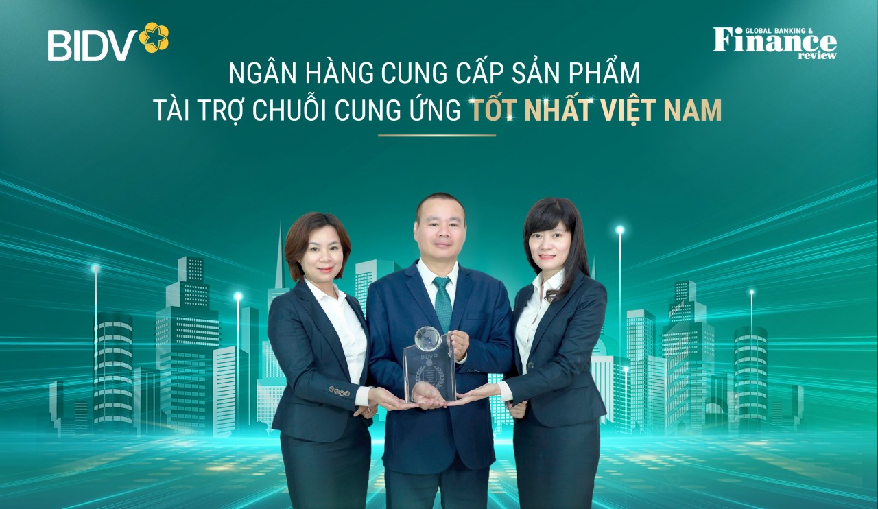 Đại diện BIDV với Giải thưởng Ngân hàng cung cấp sản phẩm tài trợ chuỗi cung ứng tốt nhất Việt Nam