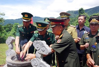 Quảng Bình và Khăm Muộn (Lào) tổ chức dâng hương tại Bia tượng niệm thanh niên xung phong Việt Nam – Lào