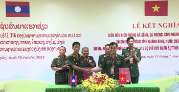 Quảng Bình - Khăm Muộn kết nghĩa lực lượng bảo vệ biên giới