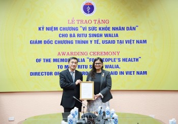 Tặng kỷ niệm chương cho bà Ritu Singh Walia vì đóng góp trong chăm sóc sức khỏe nhân dân Việt Nam