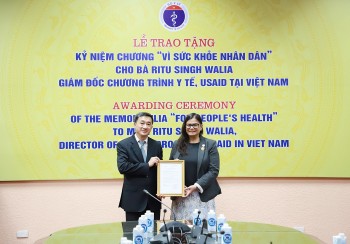 Tặng kỷ niệm chương cho bà Ritu Singh Walia vì đóng góp trong chăm sóc sức khỏe nhân dân Việt Nam Tặng kỷ niệm chương cho bà Ritu Singh Walia vì đóng góp trong chăm sóc sức khỏe nhân dân Việt Nam