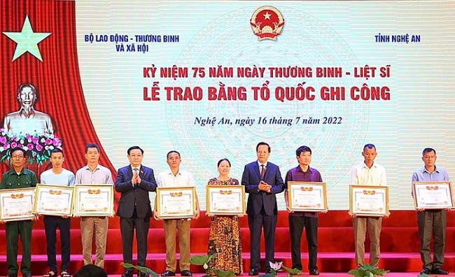 Trao bằng Tổ quốc ghi công năm 2022 tới thân nhân 387 liệt sĩ