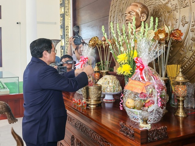 Thủ tướng dâng hương tưởng niệm các anh hùng, liệt sĩ Thủ tướng dâng hương tưởng niệm các anh hùng, liệt sĩ