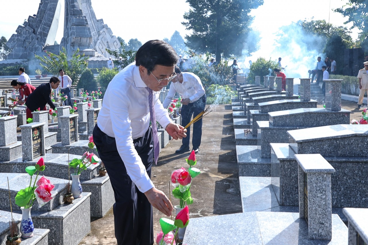Thủ tướng dâng hương tưởng niệm các anh hùng, liệt sĩ Thủ tướng dâng hương tưởng niệm các anh hùng, liệt sĩ