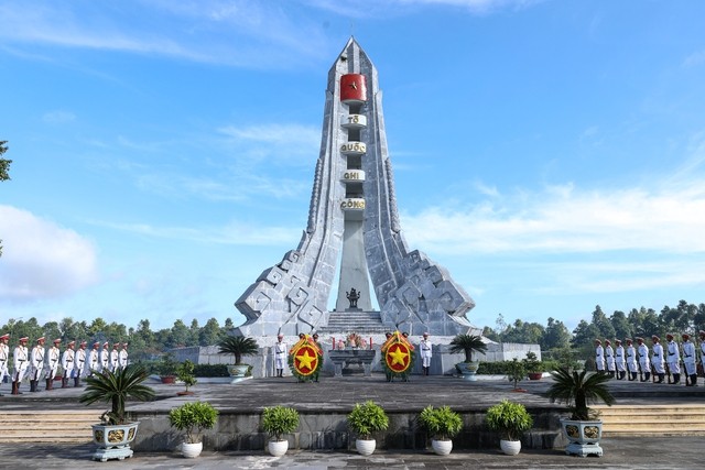 Thủ tướng dâng hương tưởng niệm các anh hùng, liệt sĩ Thủ tướng dâng hương tưởng niệm các anh hùng, liệt sĩ