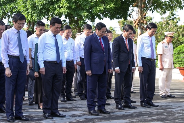 Thủ tướng dâng hương tưởng niệm các anh hùng, liệt sĩ Thủ tướng dâng hương tưởng niệm các anh hùng, liệt sĩ