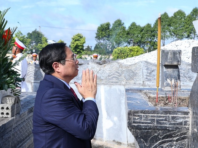 Thủ tướng dâng hương tưởng niệm các anh hùng, liệt sĩ Thủ tướng dâng hương tưởng niệm các anh hùng, liệt sĩ