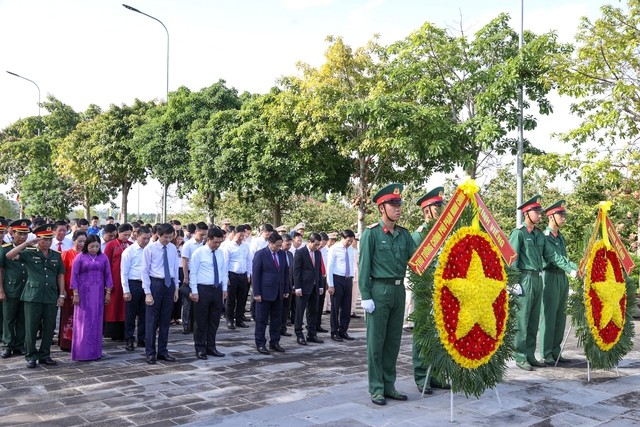 Thủ tướng dâng hương tưởng niệm các anh hùng, liệt sĩ Thủ tướng dâng hương tưởng niệm các anh hùng, liệt sĩ