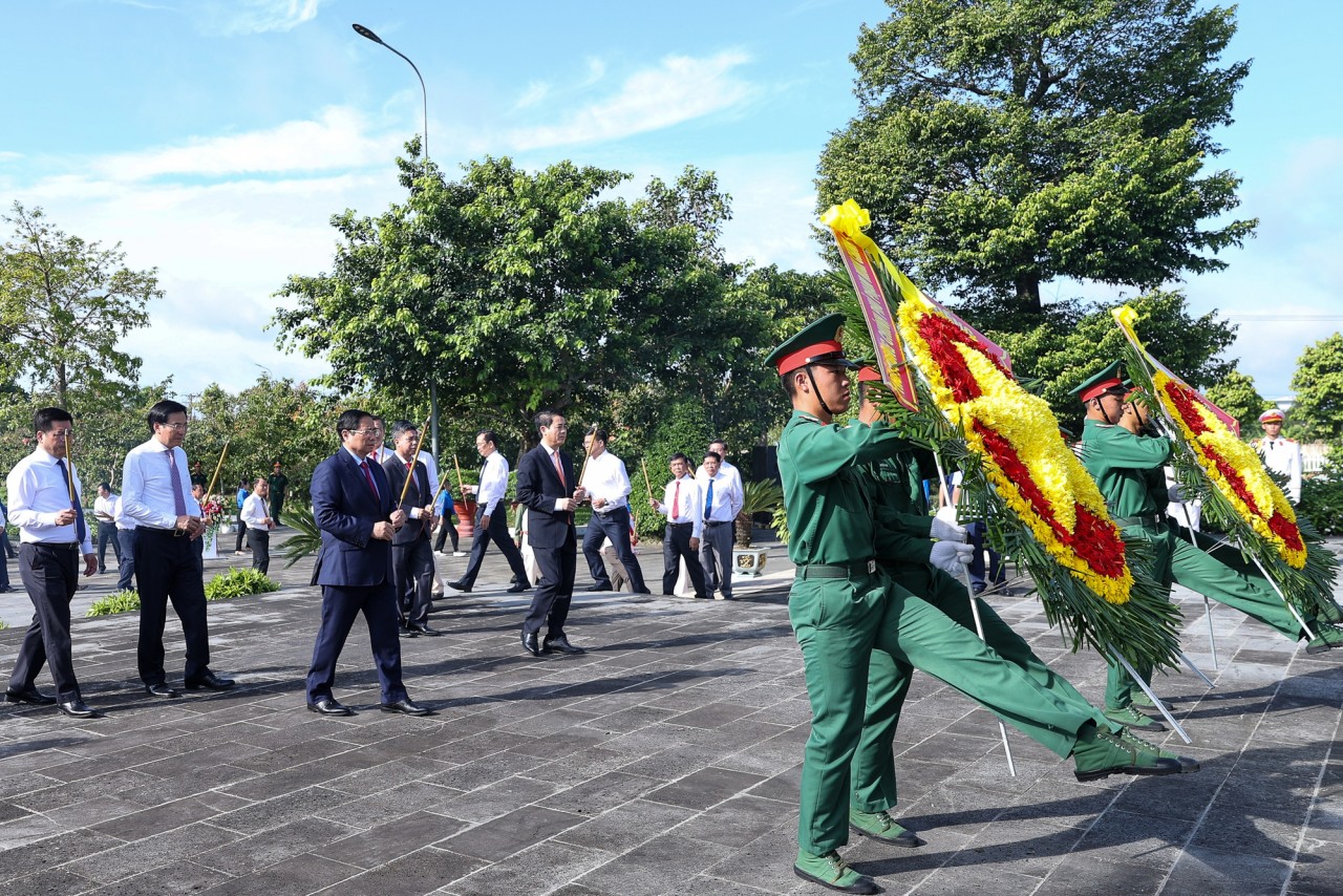 Thủ tướng dâng hương tưởng niệm các anh hùng, liệt sĩ Thủ tướng dâng hương tưởng niệm các anh hùng, liệt sĩ