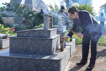 Chùm ảnh: Thủ tướng dâng hương tưởng niệm các anh hùng, liệt sĩ