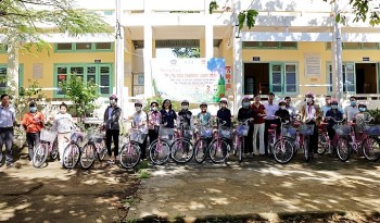 Tổ chức RPS tài trợ 160 chiếc xe đạp và mũ bảo hiểm cho học sinh khó khăn ở Thừa Thiên Huế