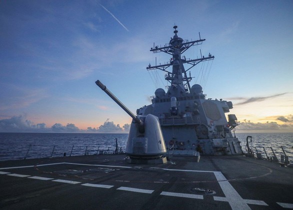 Tàu khu trục Mỹ thách thức các tuyên bố chủ quyền vô lý của Trung Quốc trên Biển Đông