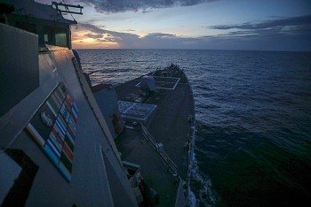 Tàu khu trục Mỹ thách thức các tuyên bố chủ quyền vô lý của Trung Quốc trên Biển Đông