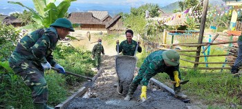 Giúp dân làm đường bê tông xây dựng nông thôn mới tại khu vực biên giới