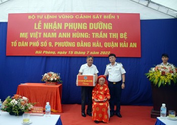Bộ Tư lệnh Vùng Cảnh sát biển 1 nhận phụng dưỡng Bà mẹ Việt Nam anh hùng