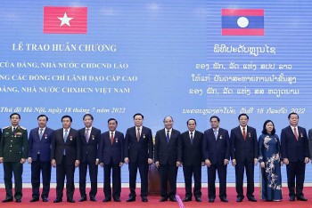 Lãnh đạo cấp cao Việt Nam nhận Huân chương của Nhà nước Lào