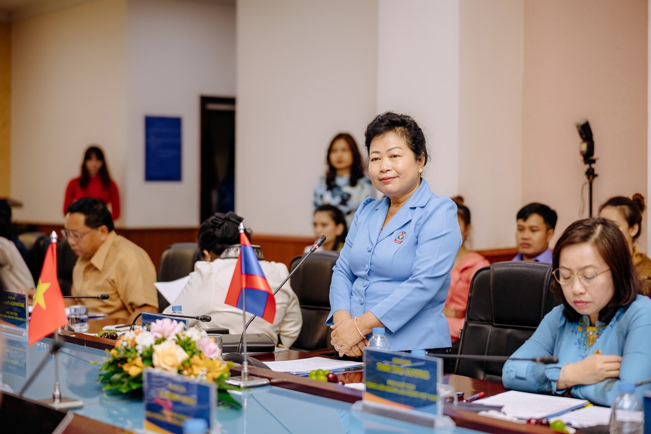 bà A Ly Vông Nor Bun Tham - Ủy viên Trung ương Đảng Nhân dân Cách mạng Lào, Chủ tịch Trung ương Liên hiệp Công đoàn Lào phát biểu.