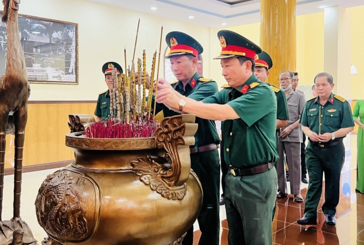 Các đại biểu thực hiện nghi thực dâng hương tại Đền thờ Chủ tịch Hồ Chí Minh bên trong Bảo tàng Quân khu 9..