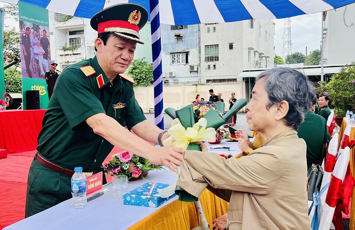 Thiếu tướng Hồ Văn Thái, Chính ủy Bộ Tư lệnh Quân khu 9 tặng hoa tri ân thương binh Lê Hồng Quân - nhân chứng lịch sử.