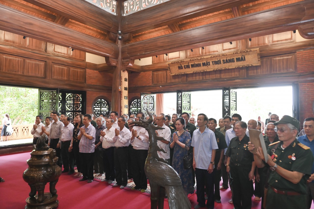 Đoàn đại biểu Trung ương Hội hữu nghị Lào - Việt Nam thăm ATK Định Hóa