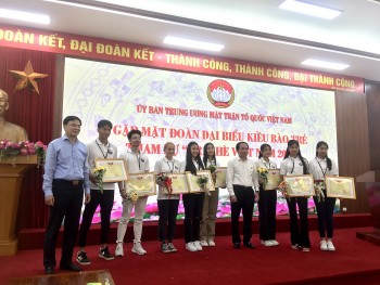 Trại hè Việt Nam 2022: Vinh danh 8 kiều bào trẻ tiêu biểu Trại hè Việt Nam 2022: Vinh danh 8 kiều bào trẻ tiêu biểu