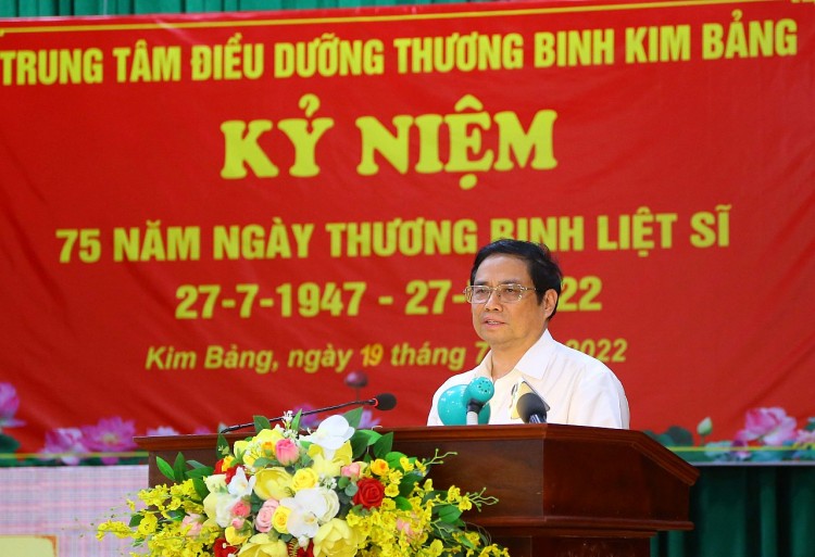 Thủ tướng Phạm Minh Chính thăm Trung tâm điều dưỡng thương binh Kim Bảng