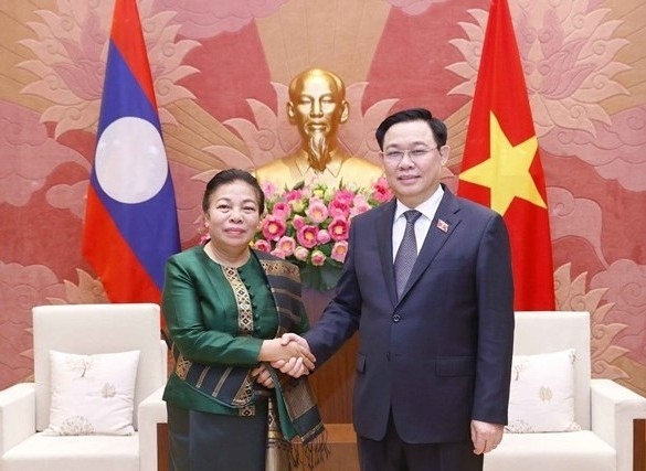 Chủ tịch Quốc hội Vương Đình Huệ tiếp Phó Chủ tịch Quốc hội Lào Sounthone Xayachack