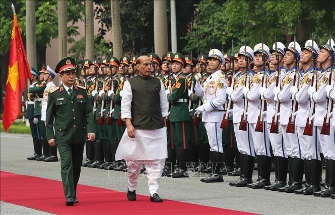 Bộ trưởng Quốc phòng Phan Văn Giang và Bộ trưởng Quốc phòng Ấn Độ Rajnath Singh duyệt đội Danh dự Quân đội Nhân dân Việt Nam. Ảnh: TTXVN