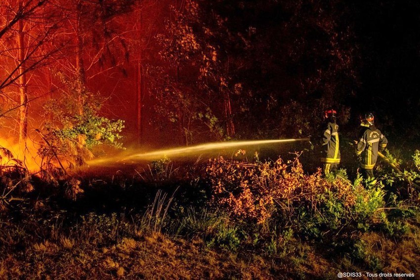 Lính cứu hỏa tìm cách dập tắt đám cháy rừng ở tây nam nước Pháp, ngày 16-7. Ảnh: AP