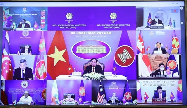 Bộ trưởng Bộ Ngoại giao Bùi Thanh Sơn phát biểu trực tuyến tại điểm cầu Hà Nội tại Hội nghị Bộ trưởng Ngoại giao ASEAN lần thứ 54. Ảnh: Phạm Kiên/TTXVN