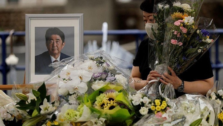Người dân Tokyo đặt hoa tưởng nhớ cố Thủ tướng Abe Shinzo. (Ảnh: Reuters)