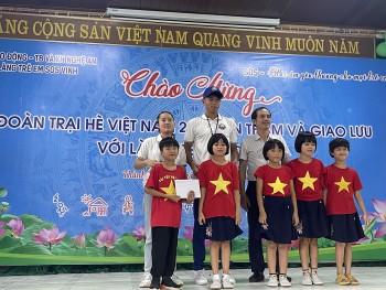 Thanh niên kiều bào thăm làng trẻ SOS Vinh