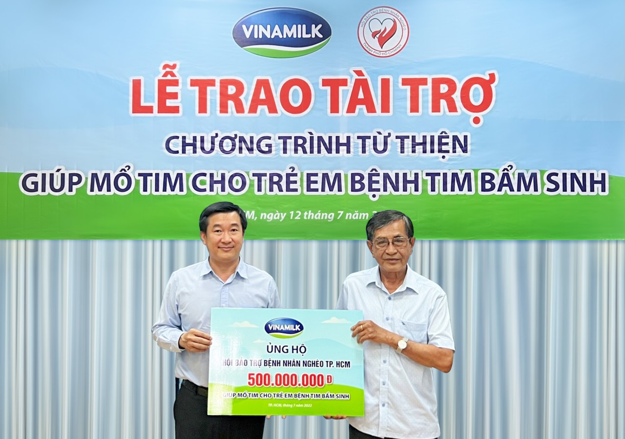 Hình 1: Ông Đỗ Thanh Tuấn – Giám đốc Đối Ngoại Vinamilk (bên trái) đại diện trao kinh phí hỗ trợ chương trình mổ tim miễn phí cho các bệnh nhi có hoàn cảnh khó khăn.