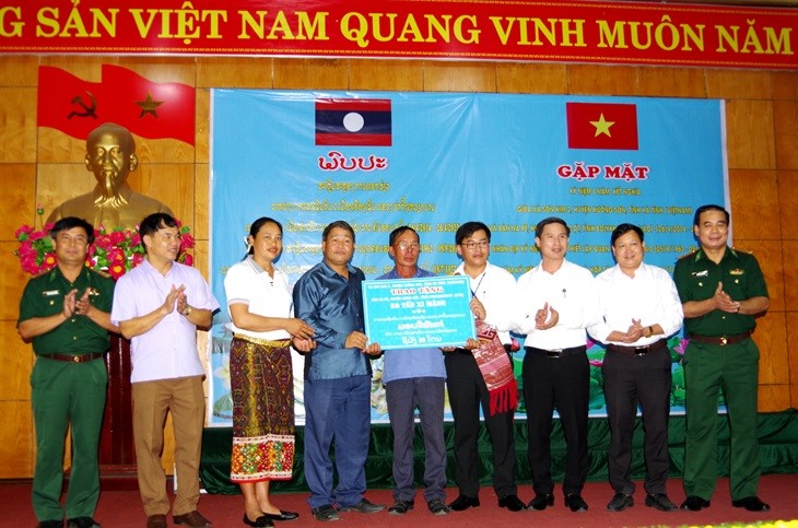 Sơ kết 8 năm ký kết nghĩa giữa xã Sơn Kim 2 (Nghệ An) và bản Na Pê (Lào)