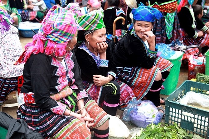 Chợ phiên không chỉ là nơi trao đổi, mua bán hàng hóa mà còn là nơi hội tụ, gặp gỡ, giao lưu, thể hiện tình cảm, sinh hoạt văn hóa của đồng bào các dân tộc sinh sống quanh vùng. 