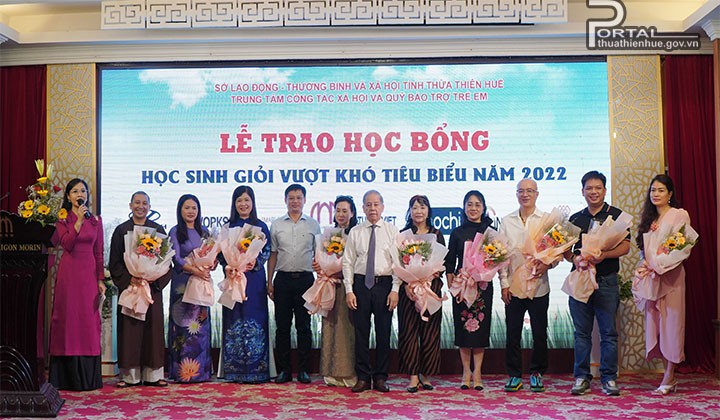 Thừa Thiên Huế trao 100 suất học bổng và 10 xe đạp cho học sinh nghèo vượt khó