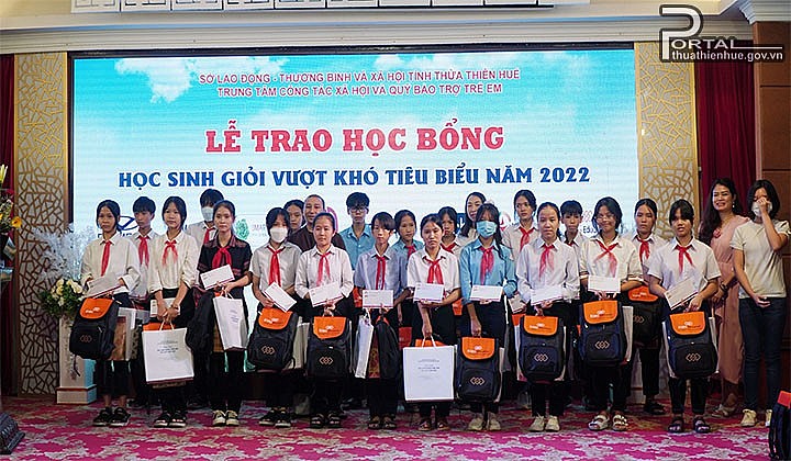 Thừa Thiên Huế trao 100 suất học bổng và 10 xe đạp cho học sinh nghèo vượt khó