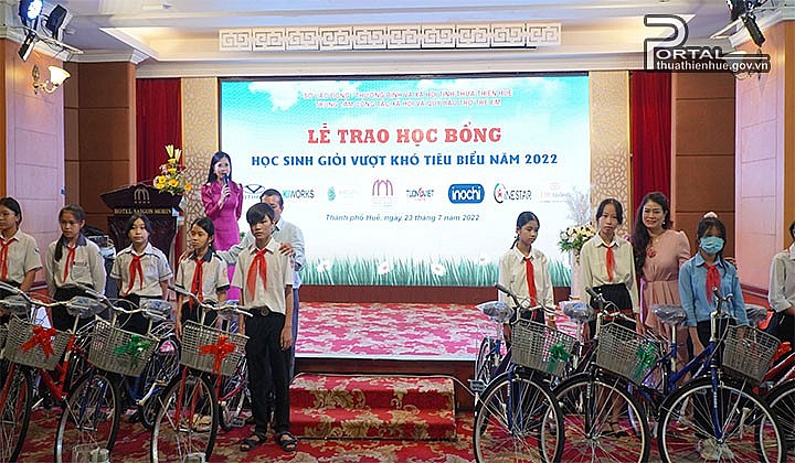 Thừa Thiên Huế trao 100 suất học bổng và 10 xe đạp cho học sinh nghèo vượt khó