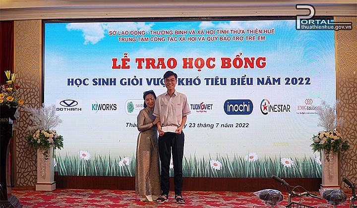 Thừa Thiên Huế trao 100 suất học bổng và 10 xe đạp cho học sinh nghèo vượt khó