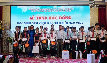 Thừa Thiên Huế trao 100 suất học bổng và 10 xe đạp cho học sinh nghèo vượt khó