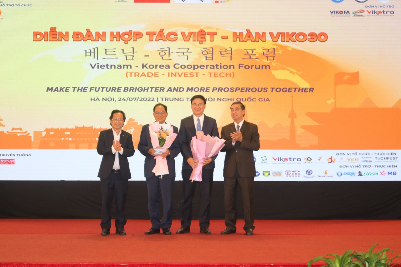 Ban Tổ chức tặng hoa Thứ trưởng Bộ Ngoại giao Việt Nam Phạm Quang Hiệu và Đại sứ Hàn Quốc tại Việt Nam Park Noh Wan.