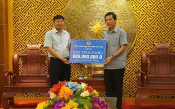 Tổng LĐLĐ Việt Nam trao tặng 600 triệu đồng xây dựng, sữa chữa 10 nhà tình nghĩa tại Quảng Trị