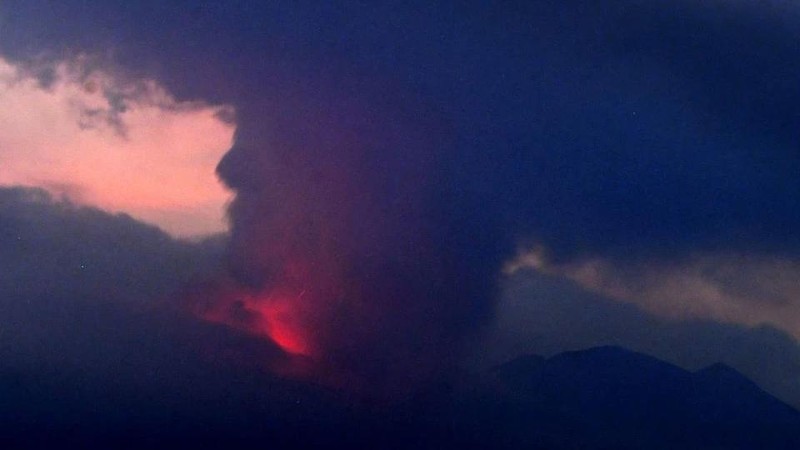 Hình ảnh từ camera ghi lại cảnh núi lửa Sakurajima phun trào, ngày 24/7/2022 (Nguồn: Kyodo)