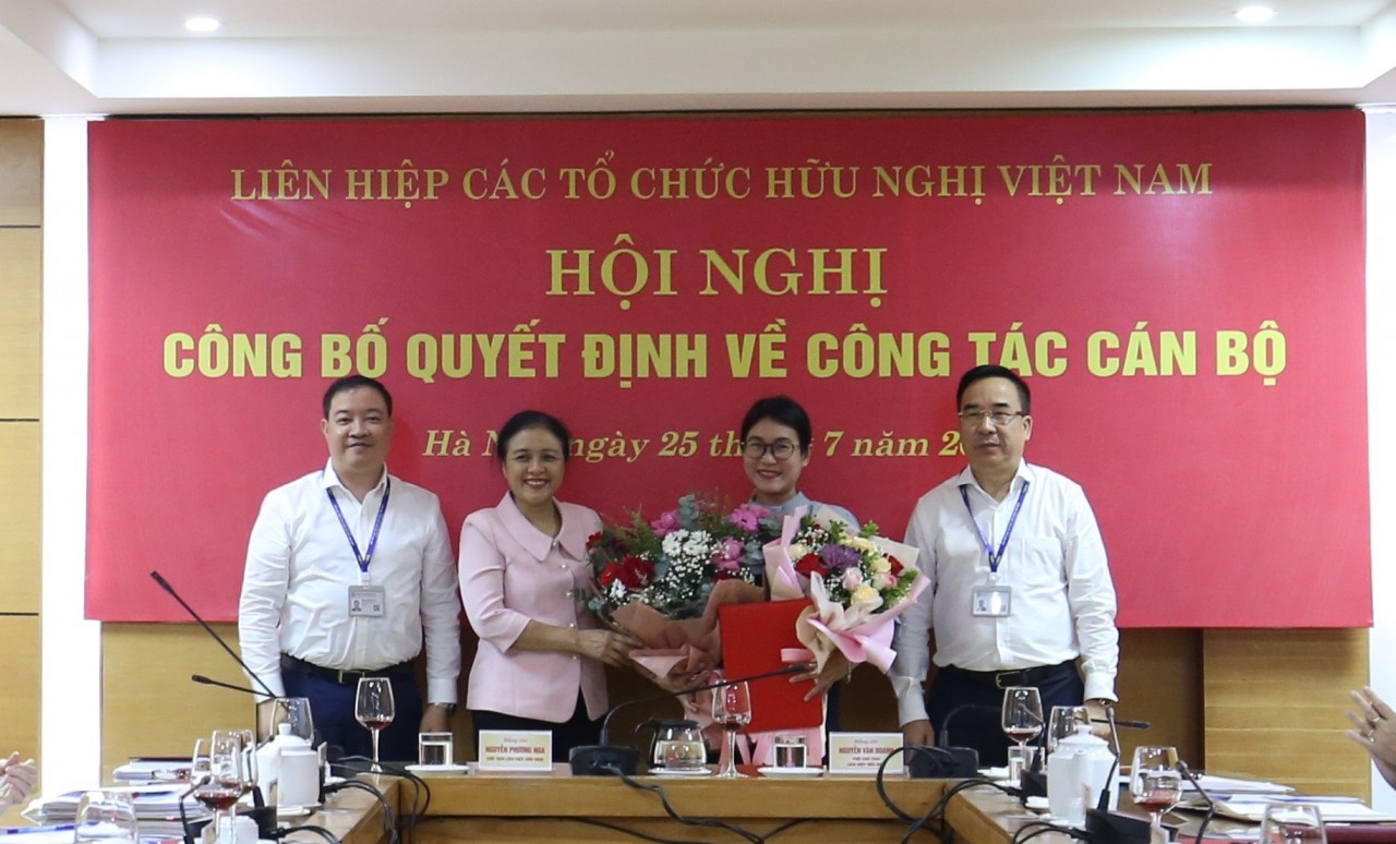 Đại diện lãnh đạo Liên hiệp các tổ chức hữu nghị Việt Nam, Văn phòng đại diện phía Nam chúc mừng bà Trần Hoàng Khánh Vân nhận nhiệm vụ công tác mới (Ảnh: Hải An).