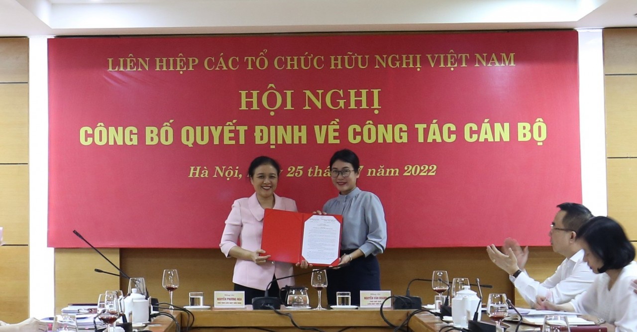 Đại sứ Nguyễn Phương Nga, Chủ tịch Liên hiệp các tổ chức hữu nghị Việt Nam (bên trái) trao quyết định bổ nhiệm cho bà Trần Hoàng Khánh Vân (Ảnh: Hải An).