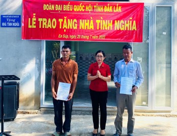 trao tang nha tinh nghia cho 2 ho dan toc thieu so o huyen ea sup dak lak