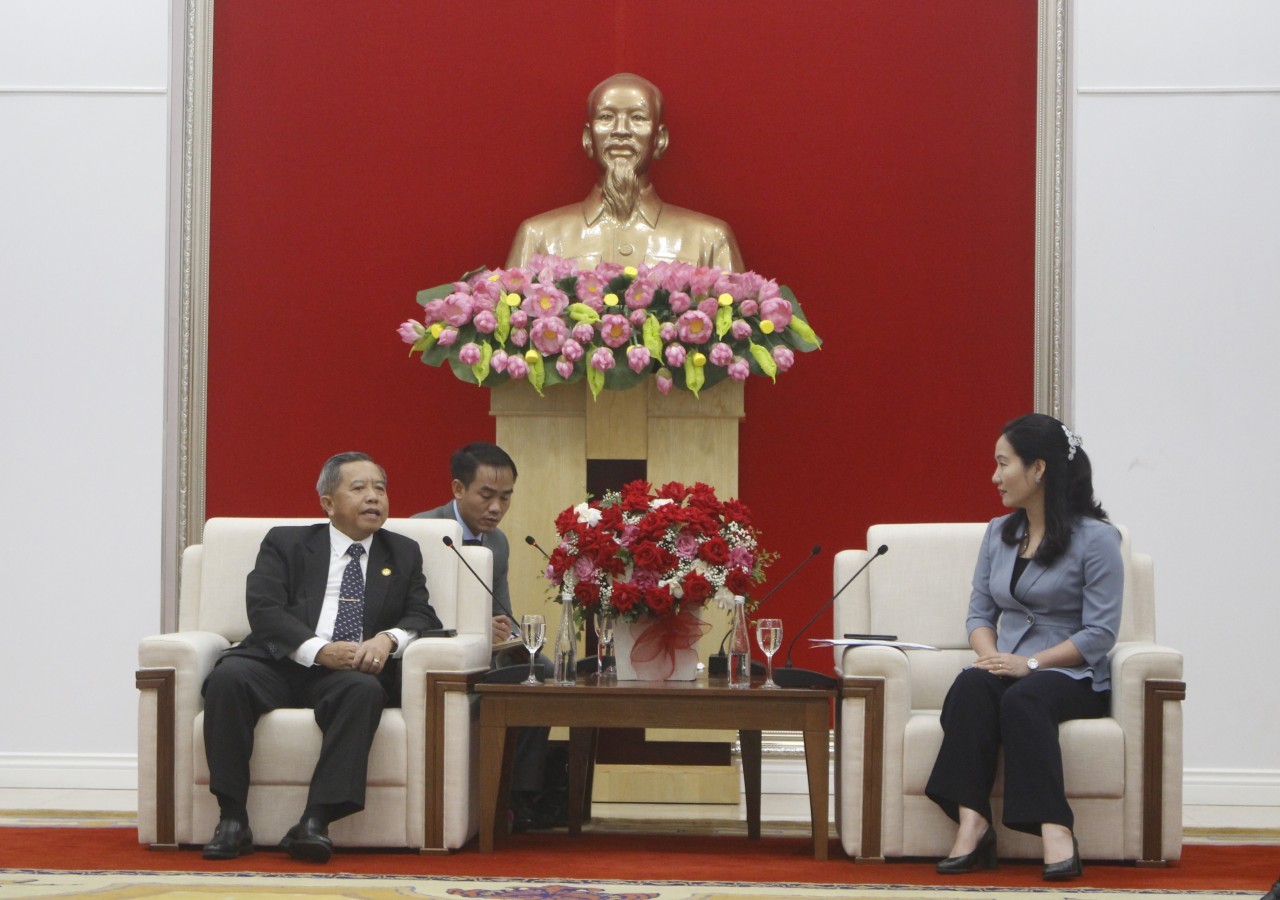 Chủ tịch Hội hữu nghị Lào - Việt Nam trao đổi với Phó Chủ tịch UBND tỉnh Quảng Ninh (Ảnh: Thành Luân).